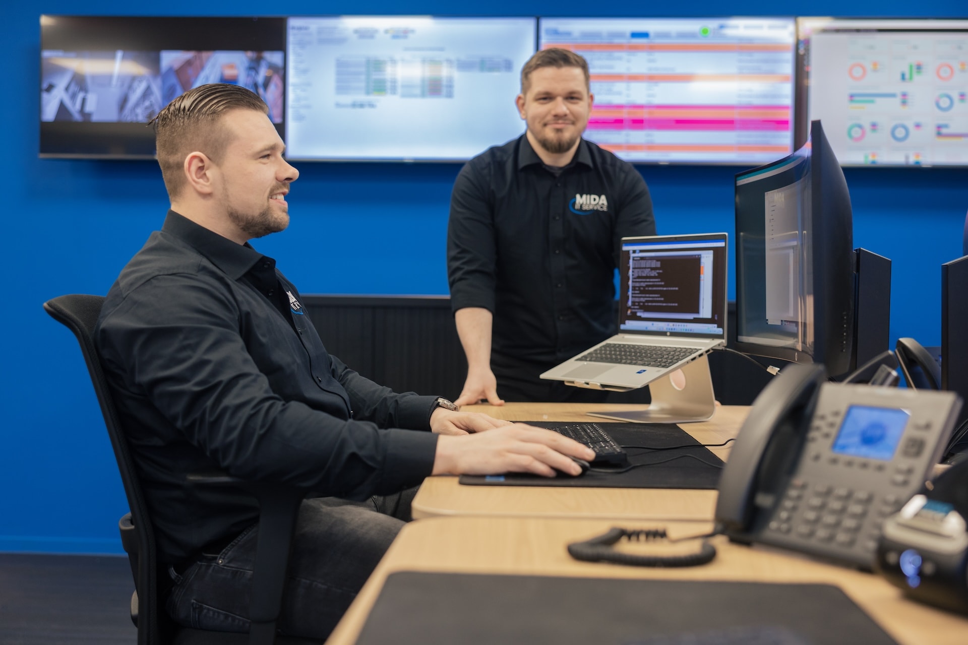 ict medewerkers die werken aan verbeteren cybersecurity